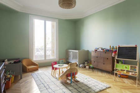 Chambre de bébé réalisée par un artisan de confiance en peinture Tollens - Teinte Cardamone du nuancier Cromology